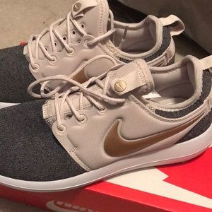 Nike Roshe Two Knit tennis shoes